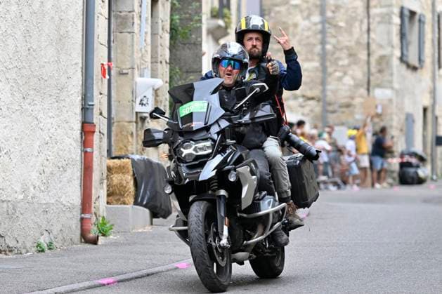 Tour de France 2025 Stage 17 VALENCE, FRANCE - JULY 23 : Motordriver Kenny Verfaillie and photographer Jasper Jacobs during stage 17 of the 112th edition of Tour de France an UCI World Tour 2.UWT cycling road race stage for Men Elite of 161 km with start in Bollene and finish in Valence on July 23, 2025 in Valence, France, 23 07 2025 ( Motordriver Kenny Verfaillie - Valence France  Copyright: xJanxDexMeuleneirx