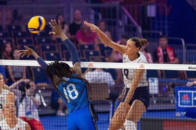 Italy - USA 23.07.2025 Lodz, Poland, women s Volleyball Nations League 2025, final round finals quarterfinals, game ( match ) Italy - USA; (siatkowka, Liga Narodow kobiet, cwiercfinal , runda finalowa Wlochy - USA) image shows: Paola Ogechi Egonu (L) Madisen Skinner (R) photo Katarzyna Plewczynska Fotostyk Copyright: xKatarzynaxPlewczynskax 20250723FCTKP037