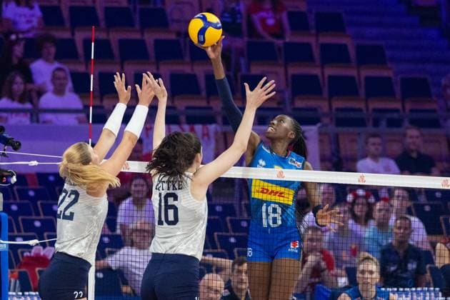 Italy - USA 23.07.2025 Lodz, Poland, women s Volleyball Nations League 2025, final round finals quarterfinals, game ( match ) Italy - USA; (siatkowka, Liga Narodow kobiet, cwiercfinal , runda finalowa Wlochy - USA) image shows: Sarah Franklin (L) Dana Rettke (C) Paola Ogechi Egonu (R) photo Katarzyna Plewczynska Fotostyk Copyright: xKatarzynaxPlewczynskax 20250723FCTKP165