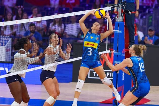 LODZ 23.07.2025 SIATKOWKA KOBIET LIGA NARODOW 2025 - MECZ CWIERCFINALOWY: WLOCHY - USA --- WOMENS VOLLEYBALL NATIONS LEAGUE 2025 FINALS - QUARTERFINAL MATCH IN LODZ: ITALY - USA AMBER IGIEDE SARAH FRANKLIN CARLOTTA CAMBI SARAH LOUISA FAHR FOT. ANNA KLEPACZKO FOTOPYK NEWSPIX.PL --- newspix.pl 