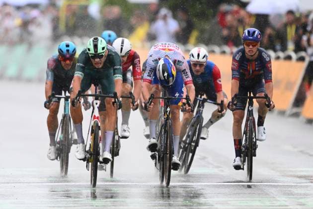 Tour de France 2025 Stage 17 VALENCE, FRANCE - JULY 23 : Milan Jonathan (ITA) of Lidl - Trek wins the sprint, second place for Meeus Jordi (BEL) of Red Bull - BORA - Hansgrohe, third place for Andresen Tobias Lund (DEN) of Team Picnic PostNL during stage 17 of the 112th edition of Tour de France an UCI World Tour 2.UWT cycling road race stage for Men Elite of 161 km with start in Bollene and finish in Valence on July 23, 2025 in Valence, France, 23 07 2025 ( Motordriver Kenny Verfaillie - Valence France  Copyright: xVincentxKalutx