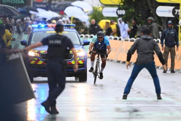 Tour de France 2025 Stage 17 VALENCE, FRANCE - JULY 23 : A streaker stopped by the security during stage 17 of the 112th edition of Tour de France an UCI World Tour 2.UWT cycling road race stage for Men Elite of 161 km with start in Bollene and finish in Valence on July 23, 2025 in Valence, France, 23 07 2025 ( Motordriver Kenny Verfaillie - Valence France  Copyright: xVincentxKalutx