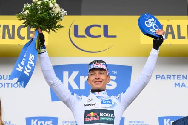 Tour de France 2025 Stage 17 VALENCE, FRANCE - JULY 23 : Lipowitz Florian (GER) of Red Bull - BORA - Hansgrohe pictured with the white jersey during the podium ceremony of stage 17 of the 112th edition of Tour de France an UCI World Tour 2.UWT cycling road race stage for Men Elite of 161 km with start in Bollene and finish in Valence on July 23, 2025 in Valence, France, 23 07 2025 ( Motordriver Kenny Verfaillie - Valence France  Copyright: xVincentxKalutx
