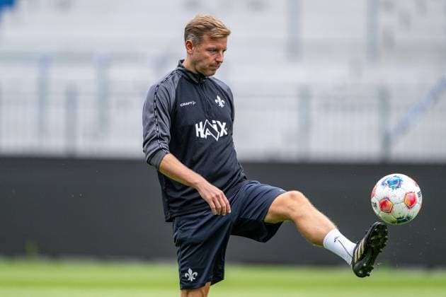 Florian Kohfeldt (SV Darmstadt 98, Trainer) am Ball, SV Darmstadt 98, Fussball, Saisoneröffnung mit Öffentlichen Training, 23.07.2025 SV Darmstadt 98, Fussball, Saisoneröffnung mit Öffentlichen Training, 23.07.2025 Darmstadt