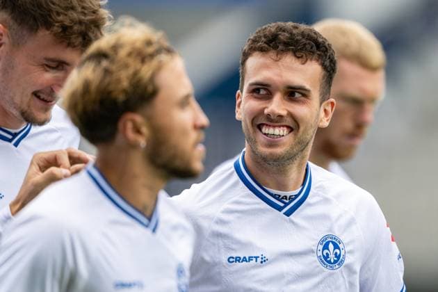 Sergio Lopez (SV Darmstadt 98, 02) lachend beim Training, SV Darmstadt 98, Fussball, Saisoneröffnung mit Öffentlichen Training, 23.07.2025 SV Darmstadt 98, Fussball, Saisoneröffnung mit Öffentlichen Training, 23.07.2025 Darmstadt