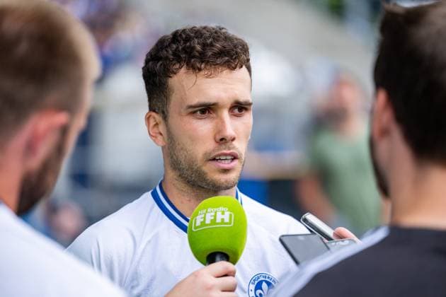 Sergio Lopez (SV Darmstadt 98, 02) spricht in einer Medienrunde, SV Darmstadt 98, Fussball, Saisoneröffnung mit Öffentlichen Training, 23.07.2025 SV Darmstadt 98, Fussball, Saisoneröffnung mit Öffentlichen Training, 23.07.2025 Darmstadt