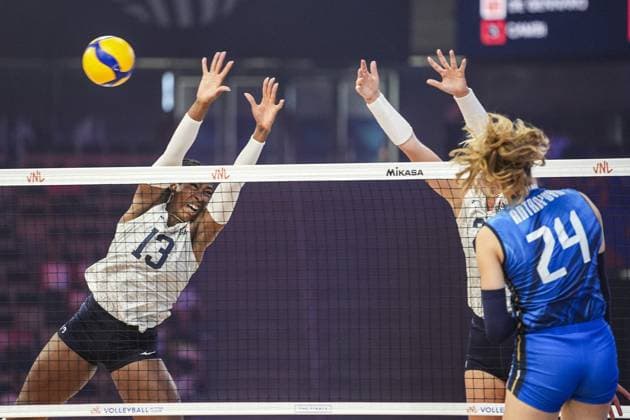 Italy v USA - Women s Volleyball Nations League quarter-finals LODZ, POLAND - JULY 23: Ekaterina Antropova (24) of Italy in action against Amber Igiede (13) of USA during FIVB Women s Volleyball Nations League quarter-finals final round between Italy and USA in Lodz, Poland on July 23, 2025. Beyza Comert Anadolu Lodz Poland. Editorial use only. Please get in touch for any other usage.  Copyright: x2025xAnadoluxBeyzaxComertx