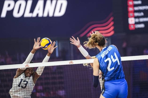 Italy v USA - Women s Volleyball Nations League quarter-finals LODZ, POLAND - JULY 23: Ekaterina Antropova (24) of Italy in action against Amber Igiede (13) of USA during FIVB Women s Volleyball Nations League quarter-finals final round between Italy and USA in Lodz, Poland on July 23, 2025. Beyza Comert Anadolu Lodz Poland. Editorial use only. Please get in touch for any other usage.  Copyright: x2025xAnadoluxBeyzaxComertx