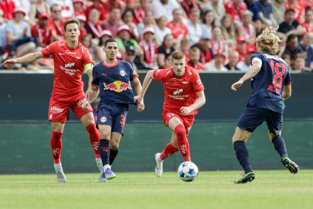 Champions Leauge Qualification 2025 SK Brann FC Red Bull Salzburg Bergen 20250723 Branns Thore Baardsen Pedersen in a duel with Salzburgs Oscar Gloukh during the Champions Leauge qualifier between SK Brann and FC Red Bull Salzburg at Brann Stadium Photo Paul S Amundsen NTB Bergen Norway EDITORIAL USE ONLY RESTRICTED USE FOR BETTING COMPANIES  Copyright: xPaulxS.xAmundsenx xNTBx
