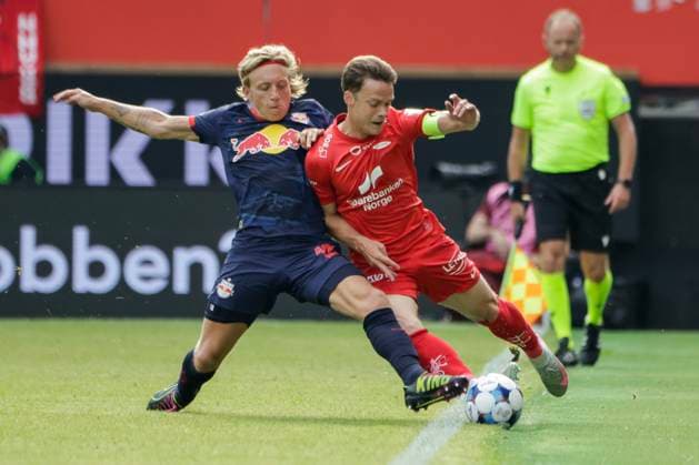 Champions Leauge Qualification 2025 SK Brann FC Red Bull Salzburg Bergen 20250723 Salzburgs Mads Bidstrup in a duel with Branns Felix Horn Myhre during the Champions Leauge qualifier between SK Brann and FC Red Bull Salzburg at Brann Stadium Photo Paul S Amundsen NTB Bergen Norway EDITORIAL USE ONLY RESTRICTED USE FOR BETTING COMPANIES  Copyright: xPaulxS.xAmundsenx xNTBx