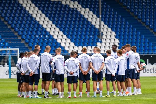Die Spieler von Darmstadt 98 bilden vor dem Spiel einen Kreis SV Darmstadt 98, Fussball, Saisoneröffnung mit Öffentlichen Training, 23.07.2025 SV Darmstadt 98, Fussball, Saisoneröffnung mit Öffentlichen Training, 23.07.2025 Darmstadt