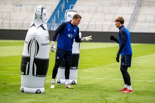 Alexander Brunst (SV Darmstadt 98, 30) und Benedikt Börner (SV Darmstadt 98, 24) spielen Schere, Stein, Papier, SV Darmstadt 98, Fussball, Saisoneröffnung mit Öffentlichen Training, 23.07.2025 SV Darmstadt 98, Fussball, Saisoneröffnung mit Öffentlichen Training, 23.07.2025 Darmstadt