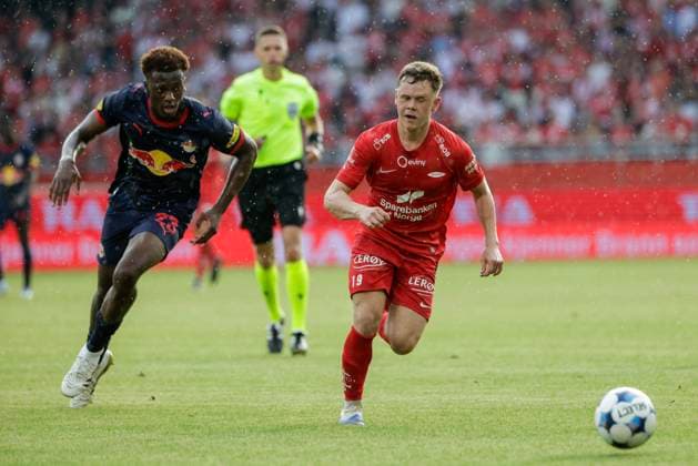 Champions Leauge Qualification 2025 SK Brann FC Red Bull Salzburg Bergen 20250723 Salzburgs Joane Gadou left in a duel with Branns Eggert Aron Gudmundsson during the Champions Leauge qualifier between SK Brann and FC Red Bull Salzburg at Brann Stadium Photo Paul S Amundsen NTB Bergen Norge EDITORIAL USE ONLY RESTRICTED USE FOR BETTING COMPANIES  Copyright: xPaulxS.xAmundsenx xNTBx