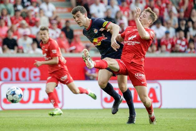 Champions Leauge Qualification 2025 SK Brann FC Red Bull Salzburg Bergen 20250723 Salzburgs Jacob Rasmussen in a duel with Branns Emil Kornvig during the Champions Leauge qualifier between SK Brann and FC Red Bull Salzburg at Brann Stadium Photo Paul S Amundsen NTB Bergen Norway EDITORIAL USE ONLY RESTRICTED USE FOR BETTING COMPANIES  Copyright: xPaulxS.xAmundsenx xNTBx