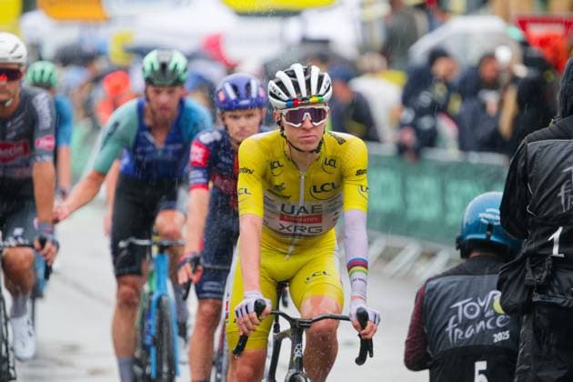 Tour de France 2025 Tour de France 2025. Die 17. Etappe am 23. Juli 2025 ging über 160 km von Bollene nach Valence. Ankunft im strömenden Regen, hier Tadej Pogacar.