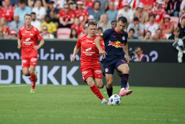 Champions Leauge Qualification 2025 SK Brann FC Red Bull Salzburg Bergen 20250723 Branns Eggert Aron Gudmundsson in a duel with Salzburgs Stefan Lainer during the Champions Leauge qualifier between SK Brann and FC Red Bull Salzburg at Brann Stadium Photo Paul S Amundsen NTB Bergen Norway EDITORIAL USE ONLY RESTRICTED USE FOR BETTING COMPANIES  Copyright: xPaulxS.xAmundsenx xNTBx