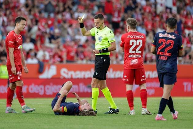 Champions Leauge Qualification 2025 SK Brann FC Red Bull Salzburg Bergen 20250723 Branns Felix Horn Myhre receives a yellow card from referee Damian Sylwestrzak during the Champions Leauge qualifier between SK Brann and FC Red Bull Salzburg at Brann Stadium Photo Paul S Amundsen NTB Bergen Norway EDITORIAL USE ONLY RESTRICTED USE FOR BETTING COMPANIES  Copyright: xPaulxS.xAmundsenx xNTBx