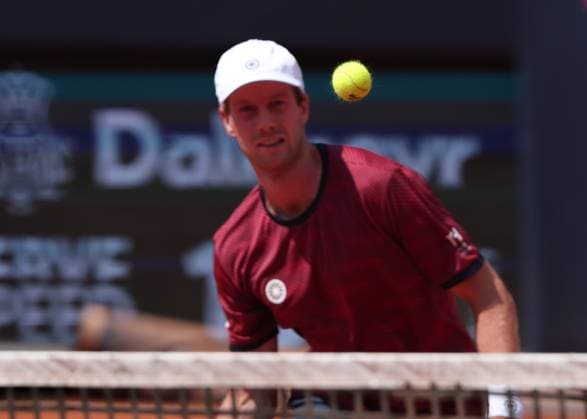 Botic van de Zandschulp (unscharf) schautb auf den Tennisball (scharf im Vordergrund),selektive Fokusierung, Symbolfoto, Herren Einzel, Gentlemen s Singles Copyright: xJuergenxHasenkopfx