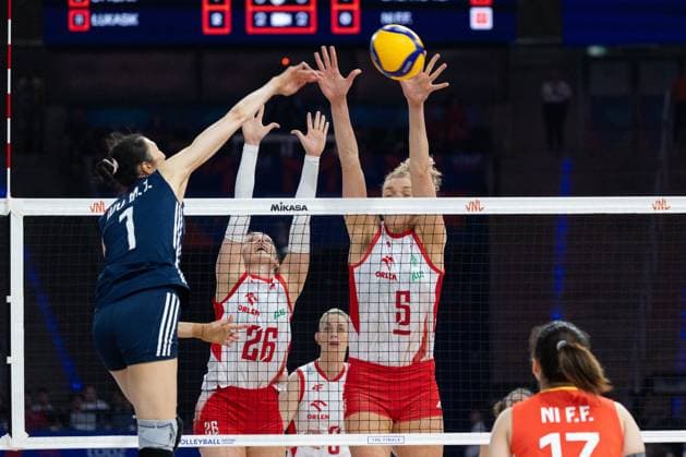 Poland - China 23.07.2025 Lodz, Poland, women s Volleyball Nations League 2025, final round finals quarterfinals, game ( match ) Poland - China; (siatkowka, Liga Narodow kobiet, cwiercfinal , runda finalowa, mecz Polska - Chiny ) image shows: Yuanyuan Wang (L) Katarzyna Wenerska (26) Agnieszka Korneluk (5) photo Katarzyna Plewczynska Fotostyk Copyright: xKatarzynaxPlewczynskax 20250723FCTKP1165