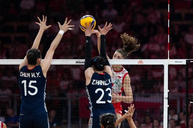 Poland - China 23.07.2025 Lodz, Poland, women s Volleyball Nations League 2025, final round finals quarterfinals, game ( match ) Poland - China; (siatkowka, Liga Narodow kobiet, cwiercfinal , runda finalowa, mecz Polska - Chiny ) image shows: Houyu Chen (L) Zixuan Zhang (C) Martyna Czyrnianska (R) photo Katarzyna Plewczynska Fotostyk Copyright: xKatarzynaxPlewczynskax 20250723FCTKP1262