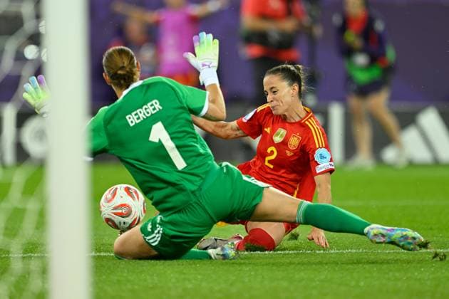 Zuerich, Stadion Letzigrund, 23.07.25, GER, Frauen, UEFA WOMEN S EURO 2025, Halbfinale: Deutschland - Spanien Bild: v.li. im Zweikampf Torfrau Ann-Katrin BERGER (Deutschland) und Ona BATLLE (Spanien) UEFA regulations prohibit any use of photographs as image sequences and or quasi-video. Kanton Zuerich Schweiz