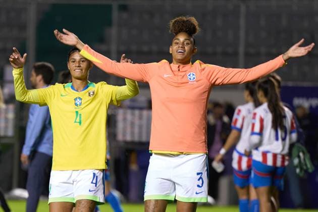 Tarciane and Kaka of Brazil salutes fans after winning the Group B match of Copa America Feminina between Brazil and Paraguay at Estadio Gonzalo Pozo Ripalda on July 22, 2025 in Quito, Ecuador (Photo by Camilla Stolen Imago) Quito Ecuador Copyright: xCamillaxStolenx L1045078