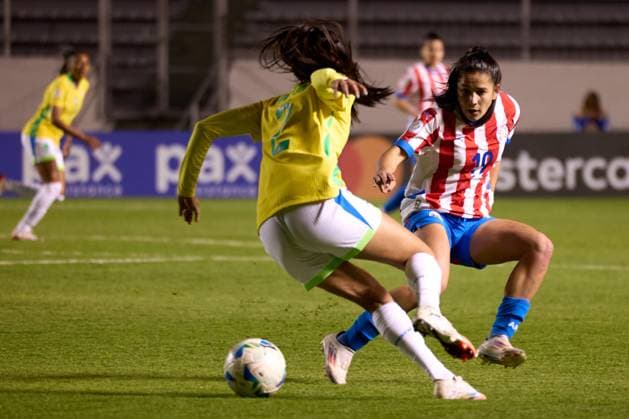 Antonia Silva of Brazil fights for the ball with Antonia Riveros of Paraguay during the Group B match of Copa America Feminina between Brazil and Paraguay at Estadio Gonzalo Pozo Ripalda on July 22, 2025 in Quito, Ecuador (Photo by Camilla Stolen Imago) Quito Ecuador Copyright: xCamillaxStolenx L1250611