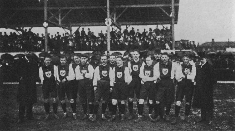 Fussballlaenderspiel Freundschaftsspiel Schweiz - Deutschland 5:3 (3:1) Die deutsche Mannschaft. B.z.v.l. Baumgaertner, Becker, Hensel, Baumgarten, Hiller, Hempel, Foerderer, Jordan, Ludwig, Kipp und Weymar. 05.04.1908 in Basel - Schweiz -Archiv *** Football international match Friendly match Switzerland Germany 5 3 3 1 The German Team B Z v l Baumgaertner, Becker, Hensel, Baumgarten, Hiller, Hempel, Sponsor, Jordan, Ludwig, Kipp and Weymar 05 04 1908 in Basel Switzerland Archive