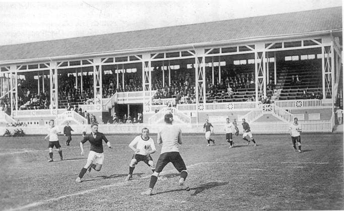 Olympische Sommerspiele in Stockholm Fussballlaenderspiel Deutschland - Oesterreich 1:5 U.B.z. den Torwart Otto Noll (AUT) in Erwartung einer Bogenlampe . V.l. Willi Worpitzky, Ladislaus Kurpiel und Otto Noll. 29.06.1912 in Stockholm - Schweden -Archiv *** Olympic Summer Games in Stockholm Football international match Germany Austria 1 5 u B Z the Goalkeeper Otto Noll AUT in Expectation a Arc lamp v l Willi Worpitzky, Ladislaus Kurpiel and Otto Noll 29 06 1912 in Stockholm Sweden Archive