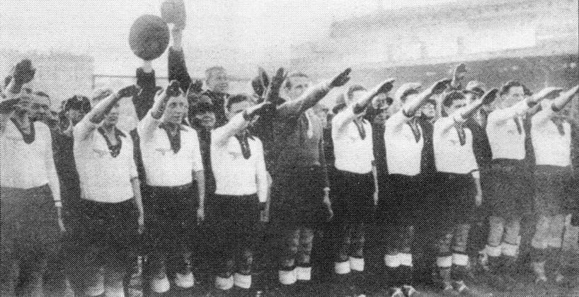 Fussballlaenderspiel Freundschaftsspiel Ungarn - Deutschland 3:2 (1:1) In der Halbzeitpause traten die Spieler vor der Ehrenloge des Reichsverwesers Admiral Horthy an und brachten Ungarns Staatsmann den deutschen Gruss dar. B.z. v.l. Wilhelm Sold, August Lenz, Adolf Urban, Albin Kitzinger, Heinrich Sonnrein, Rudolf Gellesch, Franz Elbern, Paul Janes, Andreas Munkert und Fritz Szepan. 15.03.1936 in Budapest - Ungarn -Archiv *** Football international match Friendly match Hungary Germany 3 2 1 1 in the Half-time break occurred The Players before the Honorary Lodge the Reichsverwesers Admiral Horthy to and said Hungary Statesman the German Greeting dar B Z v l Wilhelm Sold, August Lenz, Adolf Urban, Albin Kitzinger, Heinrich Sun clean, Rudolf Gellesch, Franz Elbern, Paul Janes, Andreas Munkert and Fritz Szepan 15 03 1936 in Budapest Hungary Archive