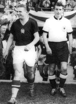 Fussballweltmeisterschaft in der Schweiz Finalrunde Gruppe 2 Ungarn - Deutschland 8:3 (3:1) U.B.z. v.l. die Mannschaftskapitaene Ferenc Puskas (HUN) und Fritz Walter (GER). 20.06.1954 in Basel (St.-Jakob-Stadion) - Schweiz