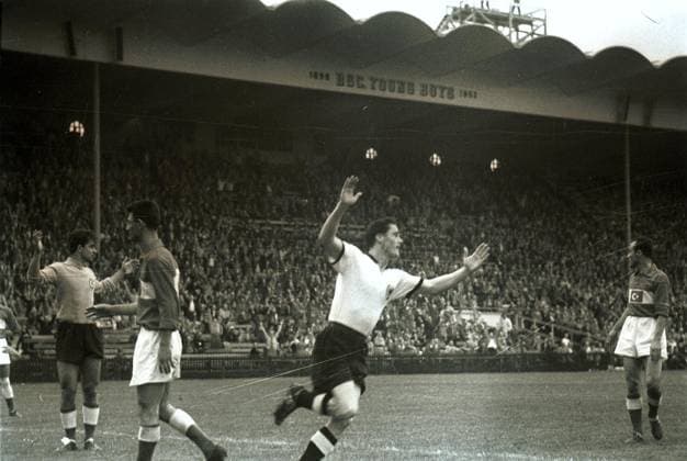 Fussballweltmeisterschaft in der Schweiz Finalrunde Gruppe 2 Deutschland - Tuerkei 4:1 (1:1) U.B.z. Tor Nummer drei, Ottmar Walter (Mitte GER) jubelt. Links Torwart Seren Turgay (TUR). 17.06.1954 in Bern (Wankdorf-Stadion) - Schweiz