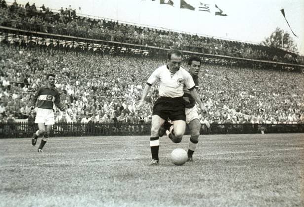 Fussballweltmeisterschaft in der Schweiz Finalrunde Gruppe 2 Deutschland - Tuerkei 4:1 (1:1) U.B.z. Bernie Klodt (vorn GER) 17.06.1954 in Bern (Wankdorf-Stadion) - Schweiz (Film-Nr.: 45723_19)
