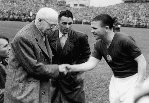 Fussballweltmeisterschaft in der Schweiz Finale Deutschland - Ungarn 3:2 (2:2) U.B.z der Franzose Jules Rimet begruesst den ungarischen Spielfuehrer Ferenc Puskas (rechts).. 04.07.1954 in Bern (Wankdorf-Stadion) - Schweiz