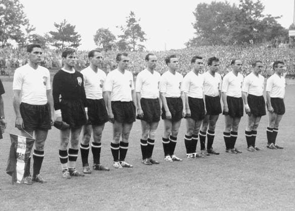 Fussballweltmeisterschaft in der Schweiz Finalrunde Gruppe 3 Oesterreich - Schottland 1:0 (1:0) Die oesterreichische Nationalmannschaft. U.B.z. v.l.: Ocwirk, Schmied, Dienst, Happel, R. Koerner, Barschandt, Koller, Probst, A. Koerner, Schleger und Hanappi. 16.06.1954 in Zuerich (Hardturm-Stadion) - Schweiz