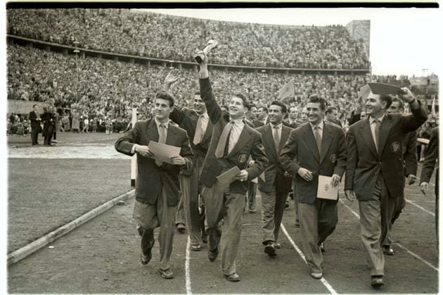 Nach der Fussballweltmeisterschaft in der Schweiz Die Weltmeisterspieler laufen eine Ehrenrunde im Berliner Olympiastadion, wo sie sich einfanden, um von Bundespraesident Prof. Dr. Theodor Heuss den Silberlorbeer bekamen. U.B.z. v.l. Hans Schaefer, Heinz Kwiatkowski, Helmut Rahn mit dem Pokal, Hans Bauer, Fritz Walter und Toni Turek. 18.07.1954 in Berlin (Olympiastadion) - Schweiz *** After the Football World Cup in the Switzerland The World champion player run a Honorary round in Berlin Olympic Stadium, where Them to were present, to from Federal President Prof Dr Theodor Heuss the Silver laurel got u B Z v l Hans Schaefer, Heinz Kwiatkowski, Helmut Rahn with the Cup, Hans Bauer, Fritz Walter and Toni Turek 18 07 1954 in Berlin Olympic Stadium Switzerland