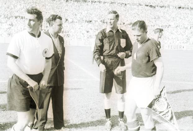 Fussballweltmeisterschaft in der Schweiz Finalrunde, Gruppe 2 Deutschland - Ungarn 3:8 (1:3) Wimpeltausch vor dem Spiel. U.B.z. v.l. Kapitaen Fritz Walter (GER), ?, Schiedsrichter Ling (ENG) und Kapitaen Ferenc Puskas (HUN). 20.06.1954 in Basel (St.-Jakob-Stadion) - Schweiz