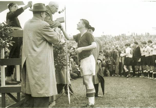 Fussballweltmeisterschaft in der Schweiz Finale Deutschland - Ungarn 3:2 (2:2) Deutschland ist Weltmeister! U.B.z. der Kapitaen des Vizeweltmeisters Ungarn, Ferenc Puskas im Gespraech mit Jules Rimet. Im Hintergrund die deutsche Mannschaft; hinter Jules Rimet steht sein Enkelsohn. 04.07.1954 in Bern (Wankdorf-Stadion) - Schweiz