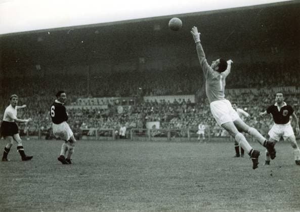 Fussballweltmeisterschaft in der Schweiz Finalrunde Gruppe 3 Oesterreich - Schottland 1:0 (1:0) U.B.z. der baumlange Torwart Martin (2. v.r. SCO) meistert hier einen Weitschuss von Schleger (links AUT). Dazwischen Aussenlaeufer Cowie und ganz rechts Cunningham (beide SCO). 16.06.1954 in Zuerich (Hardturm-Stadion) - Schweiz