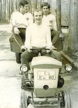 Fussball Deutschland Training der Nationalspieler hinsichtlich des Laenderspiel gegen Rumaenien am 08.04.1970 in Stuttgart. Ein Minitraktor stellt sich hier als ein bequemes Fortbewegungsgeraet heraus. U.B.z. Torwart Manfred Manglitz freudestrahlend am Steuer und hinter ihm Max Lorenz (links) und Gerd Mueller (rechts). 06.04.1970 in Stuttgart-Ruit (Sportschule) - Deutschland *** Football Germany Training the National player regarding the Country game against RUMAENIEN at 08 04 1970 in Stuttgart a Mini tractor , to here as a comfortable Locomotion device out u B Z Goalkeeper Manfred Manglitz joy at Tax and behind him Max Lorenz left and Gerd Mueller right 06 04 1970 in Stuttgart Ruit Sports School Germany