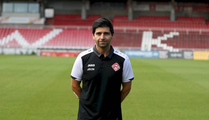 24.07.2025, Regionalliga Bayern, FC Wuerzburger Kickers, Regionalliga Bayern, Portraettermin 2025 2026 v.li.: Teamarzt Dr. Yama Kamawal (FC Wuerzburger Kickers), Einzelbild, Portrait, Querformat Wuerzburg AKON ARENA Bayern Deutschland