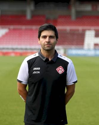 24.07.2025, Regionalliga Bayern, FC Wuerzburger Kickers, Regionalliga Bayern, Portraettermin 2025 2026 v.li.: Teamarzt Dr. Yama Kamawal (FC Wuerzburger Kickers), Portrait, Hochformat Wuerzburg AKON ARENA Bayern Deutschland