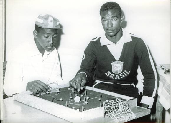 Zur Fussballweltmeisterschaft in Schweden Im Quartier der Brasilianer. U.B.z. den 17jaehrigen Pele (links) und Didi mit einem kleinem Fussballfeld. 23.06.1958 in Schweden. *** to Football World Cup in Sweden in District the Brazilians u B Z the 17 year old Pele left and Didi with a small Football field 23 06 1958 in Sweden
