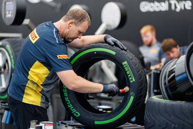 Pirelli Mitarbeiter bereiten die Reifen für die Rennteams vor, Grosser Preis von Belgien, Motorsport, Formel 1, Saison 2025, 24.07.2025 Grosser Preis von Belgien, Motorsport, Formel 1, Saison 2025, 24.07.2025 Copyright: xEibner-Pressefoto AlexanderxNeisx EP_ANS
