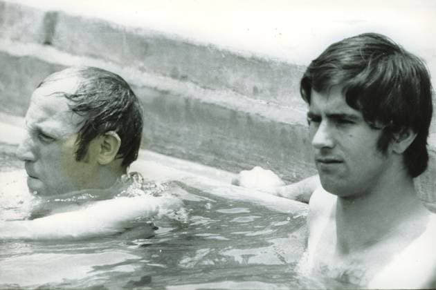 Fussball Deutschland U.B.z. v.l. die Nationalspieler Uwe Seeler (Hamburger SV) und Gerd Mueller (Bayern Muenchen) im Schwimmbecken. 70er Jahre !ACHTUNG AUFNAHMEDATUM GESCHÄTZT!
