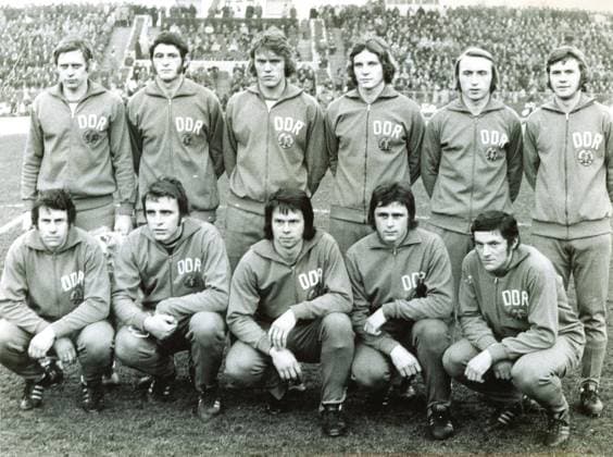 Fussballlaenderspiel Freundschaftsspiel DDR - Belgien 1:0 Die ostdeutsche Nationalmannschaft. U.B.z. stehend v.l. Bernd Bransch, Hans-Bert Matoul, Ruediger Schnuphase, Joachim Fritsche, Joachim Streich und Konrad Weise; hockend v.l. Eberhard Vogel, Juergen Croy, Juergen Sparwasser, Lothar Kurbjuweit und Reinhard Lauck. 13.03.1974 in Berlin (Friedrich-Ludwig-Jahn-Sportpark) - DDR *** Football international match Friendly match GDR Belgium 1 0 The East German national team u B Z standing v l Bernd Bransch, Hans Bert Matoul, Ruediger Snuffle, Joachim Fritsche, Joachim Coup and Konrad Wise crouching v l Eberhard Bird, Juergen Croy, Juergen Sparwasser, Lothar Kurbjuweit and Reinhard Lauck 13 03 1974 in Berlin Friedrich Ludwig Jahn Sports Park GDR