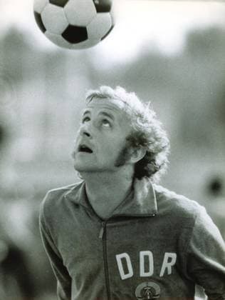 Fussball DDR U.B.z. Nationalspieler Hansi Kreische beim Kopfball. 1974 !ACHTUNG AUFNAHMEDATUM GESCHÄTZT! *** Football GDR u B Z National player Hansi Kreische the Head ball 1974 ATTENTION date estimated !ACHTUNG AUFNAHMEDATUM GESCHÄTZT!