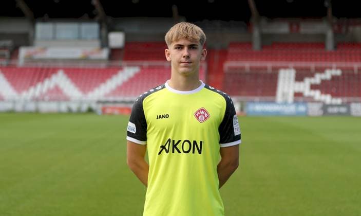24.07.2025, Regionalliga Bayern, FC Wuerzburger Kickers, Regionalliga Bayern, Portraettermin 2025 2026 v.li.: Simon Langer (FC Wuerzburger Kickers), Einzelbild, Portrait, Querformat Wuerzburg AKON ARENA Bayern Deutschland