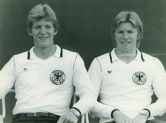 Fussball Deutschland U.B.z. die Brueder und Nationalspieler Karl-Heinz (links) und Bernd Foerster. !ACHTUNG AUFNAHMEDATUM GESCHÄTZT! *** Football Germany u B Z The Brueder and National player Karl Heinz left and Bernd Foerster ATTENTION date estimated !ACHTUNG AUFNAHMEDATUM GESCHÄTZT!
