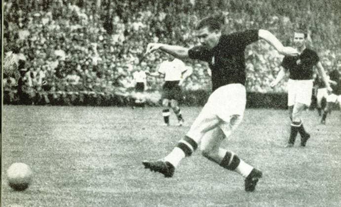 Fussballweltmeisterschaft in der Schweiz Finale Deutschland - Ungarn 3:2 (2:2) U.B.z. Ferenc Puskas (HUN), der das erste Tor fuer die Magyaren erzielt. 07.04.1954 in Bern (Wankdorf-Stadion) - Schweiz -Archiv
